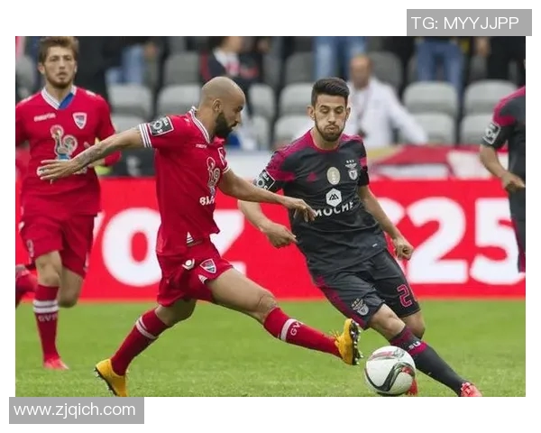 伯顿与巡游者的激烈对决揭示了足球战术的博弈与团队精神的较量